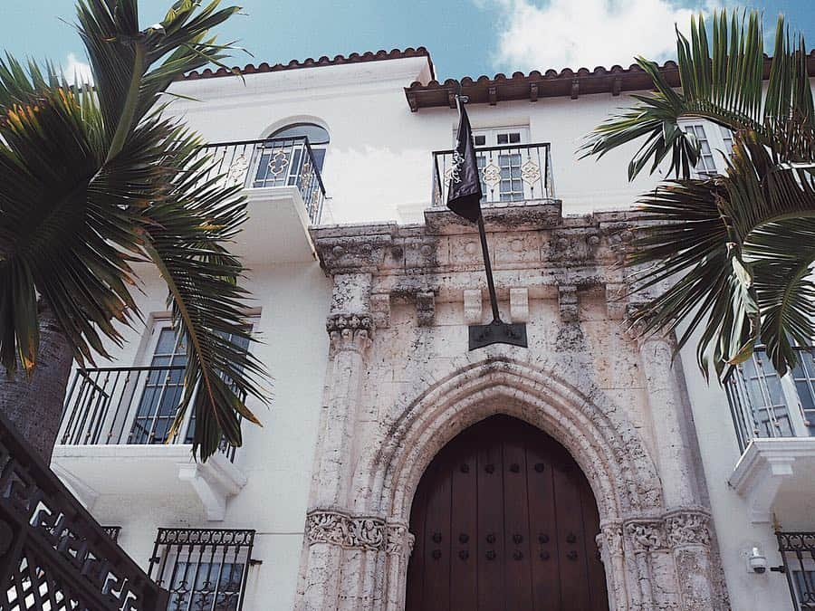 小原優花さんのインスタグラム写真 - (小原優花Instagram)「マイアミのオーシャンドライブにあるThe villa casa casuarinaはVERSACEの元別荘で、るーちゃんが教えてくれて行ってきたよ💕✨ ・ 今はホテルや素敵な地中海のイタリアンレストランになっていて、プールがあったり超豪華でした🏰❤️❤️ ・ 毎日予約でいっぱいだったのでいつか中でご飯もしたいなぁ🥺💭💜 ・ ・ #miami #florida #マイアミ #オーシャンドライブ #Versace #ヴェルサーチ #thevillacasacasuarina」4月12日 11時56分 - yunkoro519