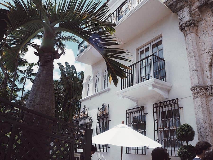 小原優花さんのインスタグラム写真 - (小原優花Instagram)「マイアミのオーシャンドライブにあるThe villa casa casuarinaはVERSACEの元別荘で、るーちゃんが教えてくれて行ってきたよ💕✨ ・ 今はホテルや素敵な地中海のイタリアンレストランになっていて、プールがあったり超豪華でした🏰❤️❤️ ・ 毎日予約でいっぱいだったのでいつか中でご飯もしたいなぁ🥺💭💜 ・ ・ #miami #florida #マイアミ #オーシャンドライブ #Versace #ヴェルサーチ #thevillacasacasuarina」4月12日 11時56分 - yunkoro519