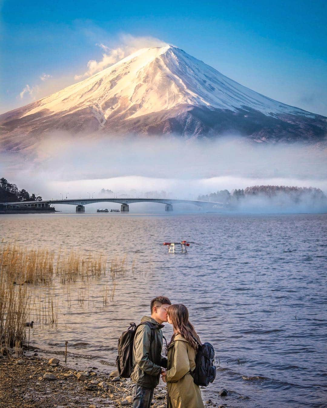 樂さんのインスタグラム写真 - (樂Instagram)「富士山の恋🗻🗻🗻 #Fuji #Japan #富士山#河口湖 還記得富士山露臉的那個早晨，在遠處拍下這對情侶最美的瞬間，雖然很冷但心暖暖的😌 - 這次我們是自駕到河口湖，也比較方便可以到處跑點，步入河口湖那邊交通實在不怎麼方便！」4月12日 11時58分 - ygt1016