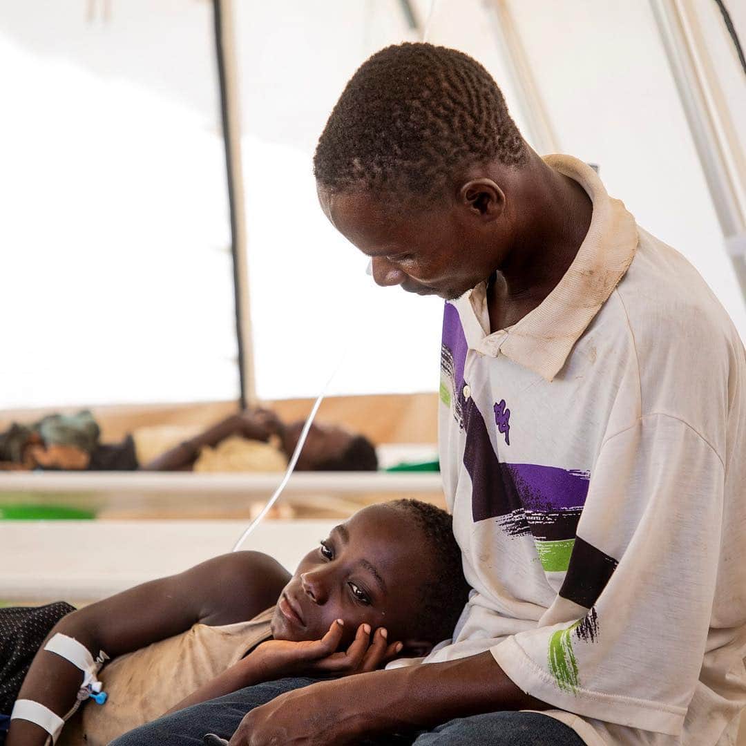 国境なき医師団さんのインスタグラム写真 - (国境なき医師団Instagram)「だいじょうぶ、すぐに元気になって遊びにいけるよ！ . しょんぼりしている少年を、お父さんがずっと励ましていました。ここは、モザンビークで国境なき医師団（MSF）が立ち上げたコレラ治療センターの一つ。 . サイクロンが直撃した被災地ではいま、清潔な水が不足していて、家を失った人びとが、こんどはコレラの流行に襲われているのです。 . でも、コレラはすぐに治療を始めれば、水分補給で治る病気。きっとあと数日もすれば、お父さんと手をつないで元気に退院していく少年の姿が見られるでしょう。 . MSFは被災地で流行しているコレラへの対策に取り組み、これまでに3,500人以上を治療しています。被災地の人びとが、この厳しい時期を、無事に乗り越えられますように……！ -------------------------------------- モザンビークの活動ニュースは公式サイトから。プロフィールのURLリンクからどうぞ→@msf_japan . -------------------------------------- Photo © MSF/Pablo Garrigos #国境なき医師団 #MSF #アフリカ #モザンビーク #サイクロン #イダイ #コレラ #男の子パパ #息子 #父と子 #こどものいる生活 #子育て #photooftheday #頑張る #笑顔 #スマイル #元気になる #元気をもらう #写真部 #写真好きな人と繋がりたい」4月12日 12時11分 - msf_japan