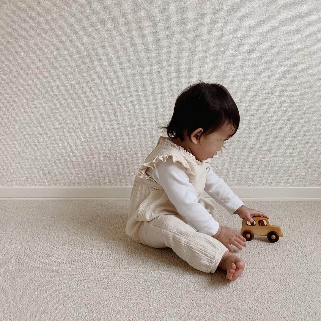 菅谷梨沙子さんのインスタグラム写真 - (菅谷梨沙子Instagram)「1歳1ヶ月を過ぎた娘の最近は、 苺大好きで口いっぱいに頬張って食べてます🍓 そして空前のボタンブーム！ インターホンがついてるおもちゃを気が済むまでピンポーン。 英語で歌うゾウさんのおもちゃも足にポチッと押すスイッチが付いてるので、しばらく押してずっとポチッと押してニヤニヤ… お風呂のお湯沸かすボタンもポチッと。 そしてバスに乗るとボタンを押したがるので、必死にボタンの存在を忘れさせる…笑 少しずつだけどいつのまにか出来ている事や、私がしている事をじっと見てマネするので、いろいろ気をつけなきゃ！と思うこの頃です✍🏻 . . #1歳1ヶ月#女の子ベビー#女の子ママ#woodenstory#minimom #babyfashion」4月12日 12時12分 - risako_sugaya