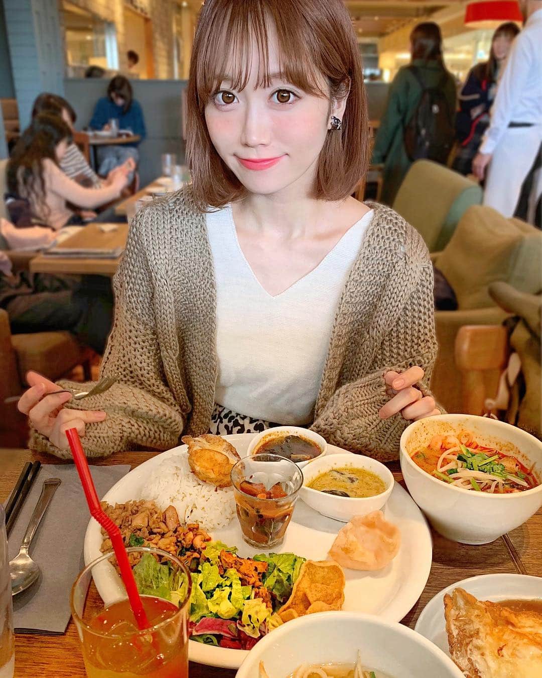 佐藤瀬奈さんのインスタグラム写真 - (佐藤瀬奈Instagram)「マンゴツリーカフェでランチ休憩🤤❤️ ガパオライス大好き〜♡⠀ ⠀ 今日の夜も家族でタイ料理だし 来週も友達とマンゴツリー行くしw タイ料理好きすぎる😂⠀ ⠀ 今日の夜はトムヤムクンたくさん飲もう…🤤 ・ ・ ・ #マンゴツリーカフェ #マンゴツリー #マンゴーツリーカフェ #タイ料理 #ランチ #東京ランチ #ガパオライス #トムヤムクン #グルメ好きな人と繋がりたい #グルメ女子 #東京カフェ #カフェ部 #mangotreecafe #mangotree#せぷグルメ」4月12日 12時16分 - senapuu