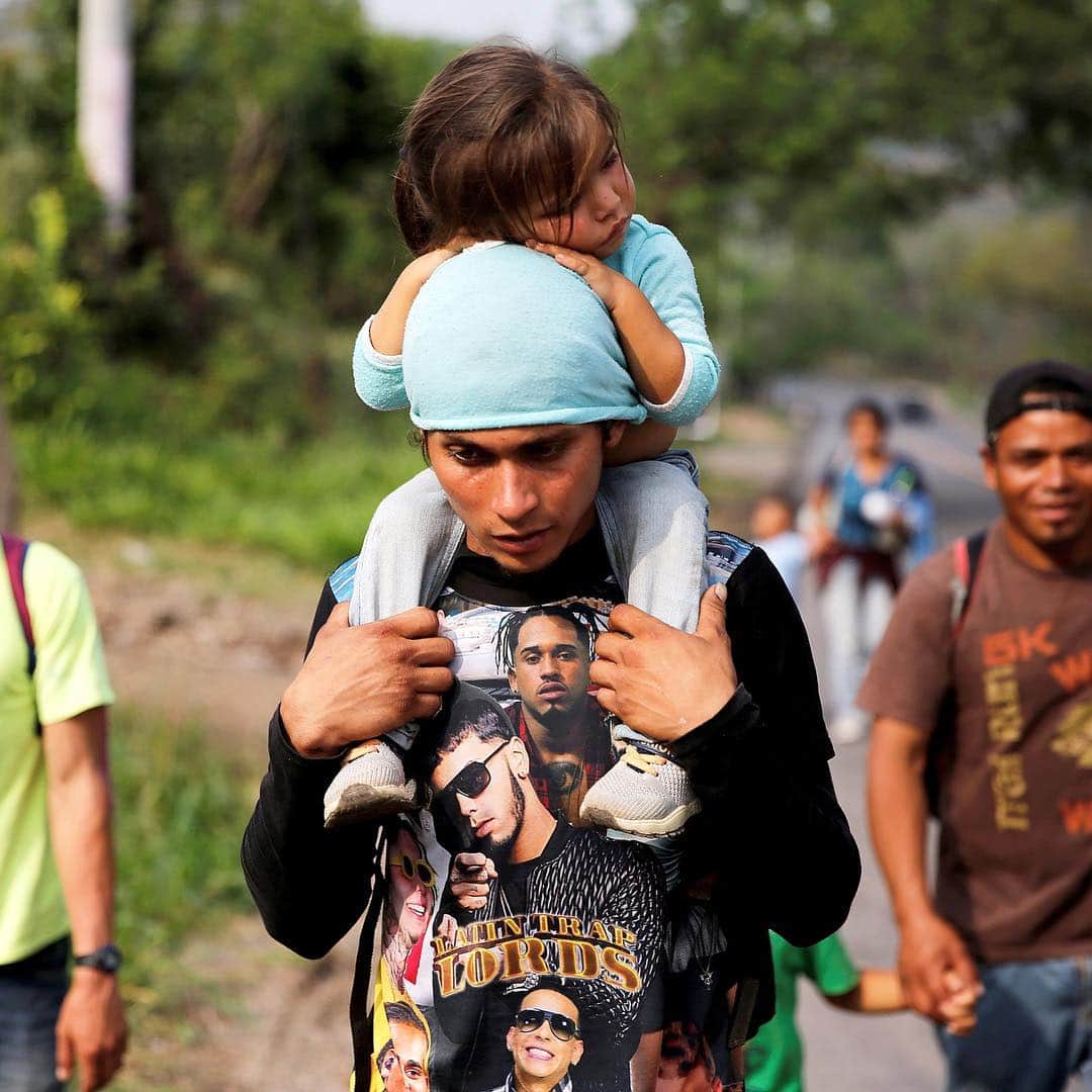 NBC Newsさんのインスタグラム写真 - (NBC NewsInstagram)「Honduran #migrants walk along a road during their journey to the #UnitedStates in Esquipulas, #Guatemala. . 📷 @_luis.echeverria / @reuters」4月12日 3時33分 - nbcnews