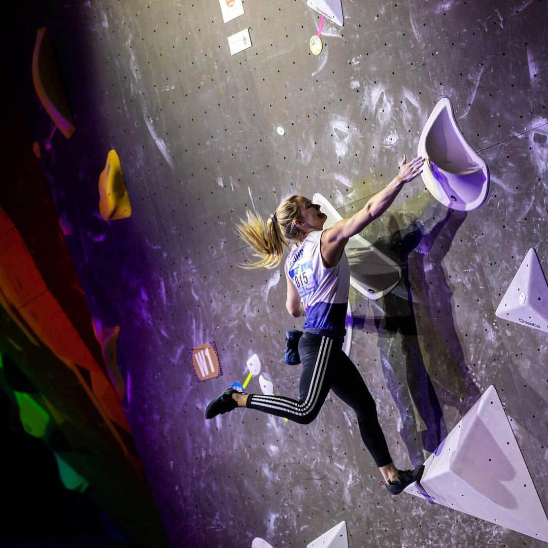 シャウナ・コックジーさんのインスタグラム写真 - (シャウナ・コックジーInstagram)「Is it time to do a boulder World Cup again yet? . . 📷 @bjornpohl  #ifscwc #climbing #competition」4月12日 3時26分 - shaunacoxsey