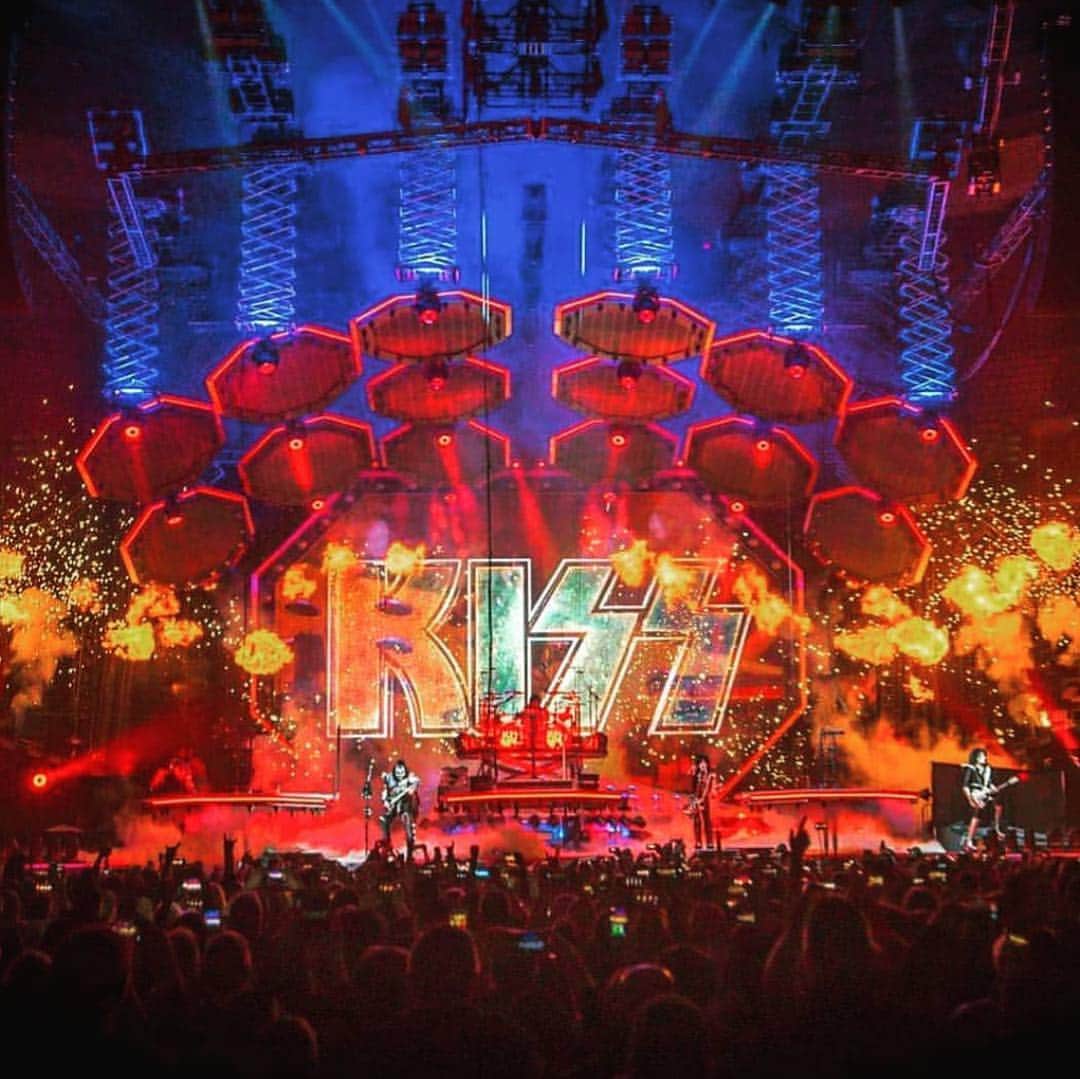 KISSさんのインスタグラム写真 - (KISSInstagram)「It’s never too late to join the #KISSARMY 🔥 keep those #EndOfTheRoad photos comin and you might see them on our social media!」4月12日 3時42分 - kissonline