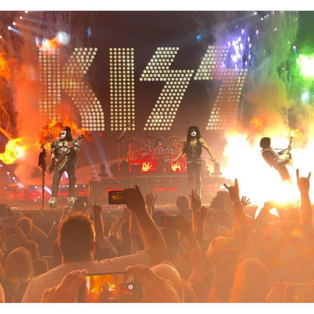 KISSさんのインスタグラム写真 - (KISSInstagram)「It’s never too late to join the #KISSARMY 🔥 keep those #EndOfTheRoad photos comin and you might see them on our social media!」4月12日 3時42分 - kissonline