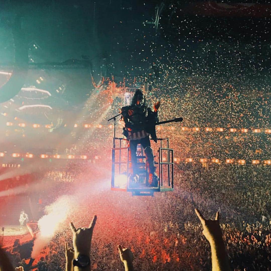 KISSさんのインスタグラム写真 - (KISSInstagram)「It’s never too late to join the #KISSARMY 🔥 keep those #EndOfTheRoad photos comin and you might see them on our social media!」4月12日 3時42分 - kissonline