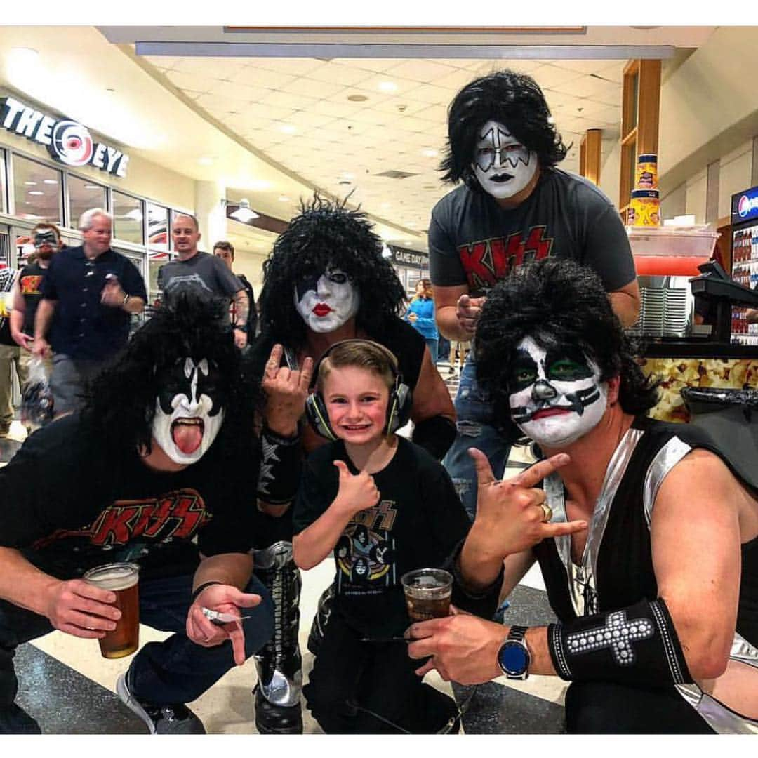 KISSさんのインスタグラム写真 - (KISSInstagram)「It’s never too late to join the #KISSARMY 🔥 keep those #EndOfTheRoad photos comin and you might see them on our social media!」4月12日 3時42分 - kissonline