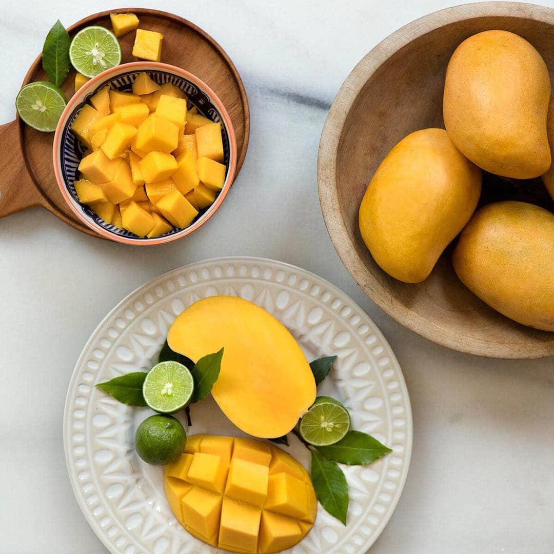 Whole Foods Marketさんのインスタグラム写真 - (Whole Foods MarketInstagram)「Don’t know how to cut a mango? We have a foolproof method for that (check the #linkinbio). Plus, get tropical ideas for ceviche, grilling and desserts. #Mangoes #MakesMeWhole」4月12日 3時35分 - wholefoods
