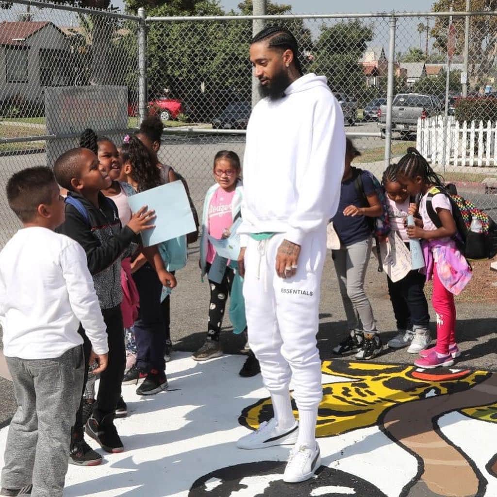 E! Onlineさんのインスタグラム写真 - (E! OnlineInstagram)「Nipsey Hussle’s memorial is underway with stars and fans celebrating the life of a rapper who was so much more than a rapper. Link in bio for the touching tributes. 💔 (📷: Getty Images)」4月12日 3時38分 - enews