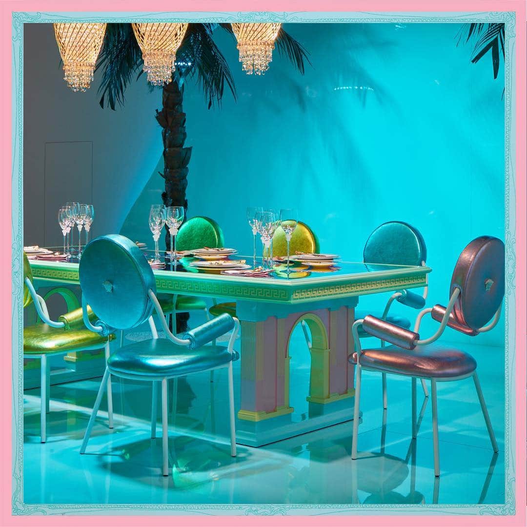 ジャンニヴェルサーチさんのインスタグラム写真 - (ジャンニヴェルサーチInstagram)「The #VersaceHome porcelain and crystal collection is presented on a custom-made, pastel toned dining table with colorful plexiglass inserts. The table setting was re-imagined and arranged in collaboration with @sashabikoff. #MilanDesignWeek #mdw」4月12日 3時40分 - versace