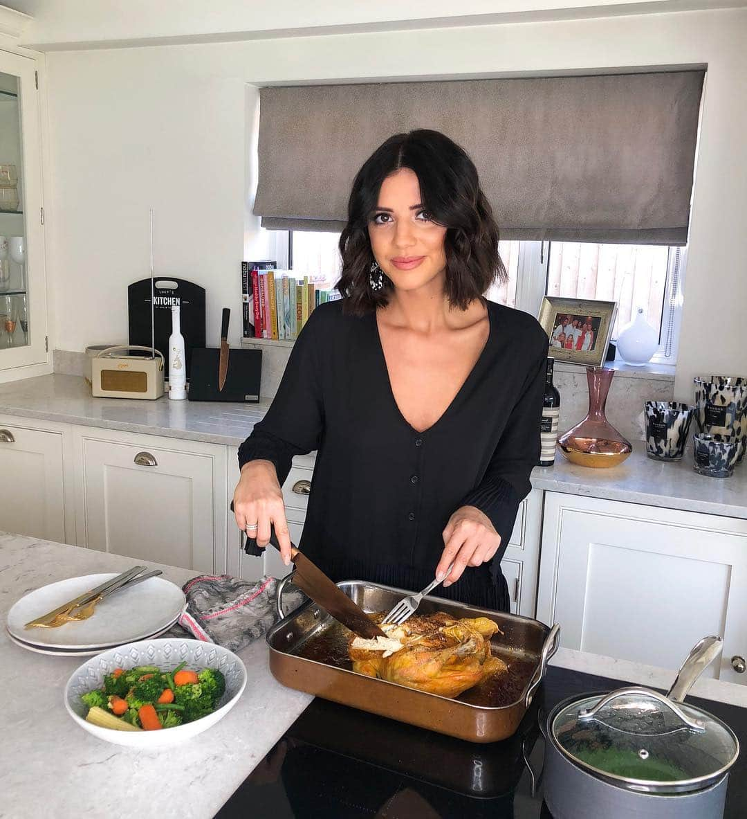 ルーシー・メックレンバーグさんのインスタグラム写真 - (ルーシー・メックレンバーグInstagram)「Cooking is such an important part of my life and helps me maintain a healthy lifestyle along side my fitness routine. But it can get a bit challenging during travels when going out to eat can lead to more temptation and expensive 3x a day! (The pastries at the breakfast buffet 😱😩😆) My solution is staying in a home or apartment with a kitchen, where I can cook my own healthy meals occasionally when I’m away.  Always with @bookingcom! Now, you can also list your place on @bookingcom and become a host yourself! And by doing so you get the chance to win a fab cooking class with the Hairy Bikers. Just follow the link in my bio! #bookingcom #AnEveningWithTheHairyBikers」4月12日 3時50分 - lucymeck1