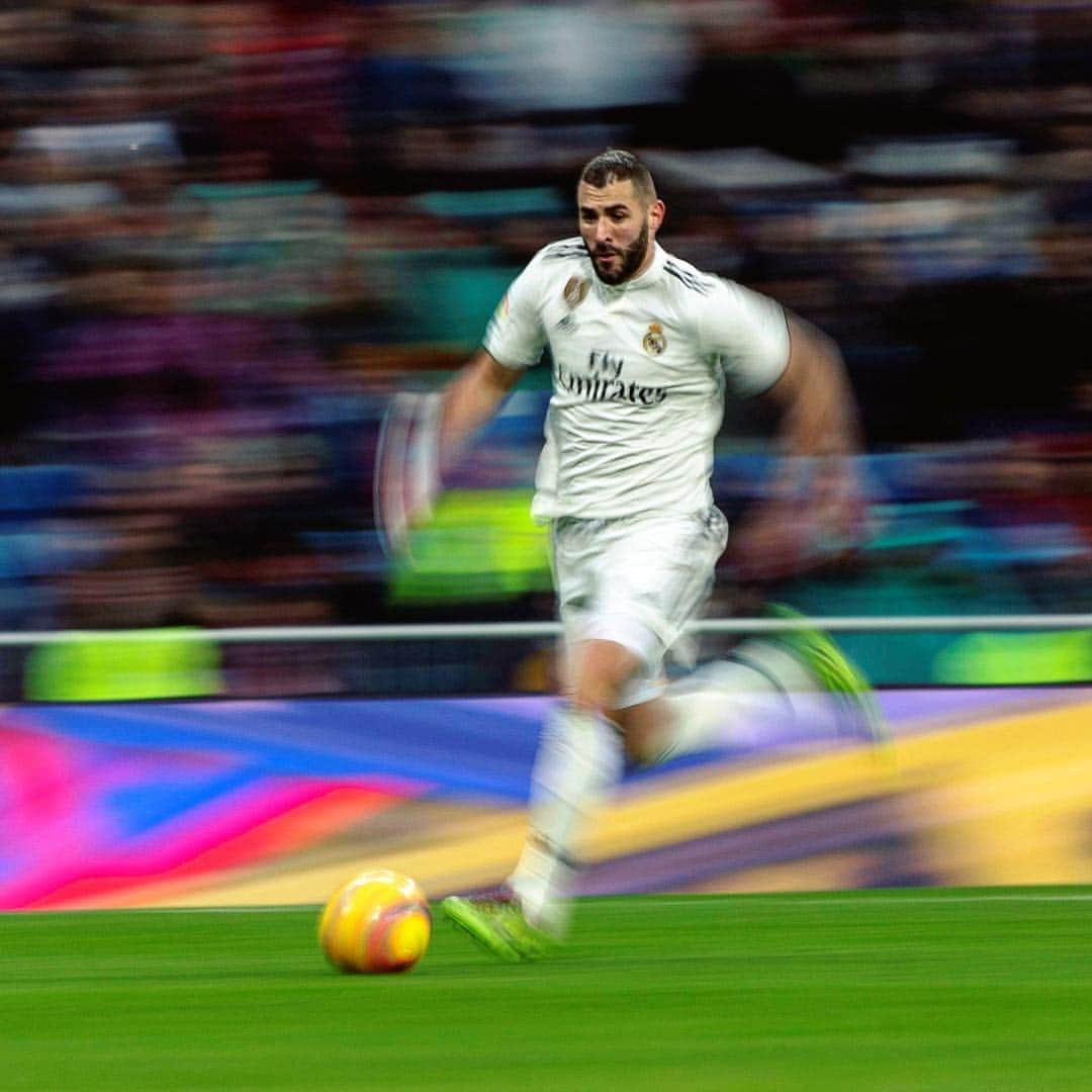 LFPさんのインスタグラム写真 - (LFPInstagram)「Can’t catch Karim! 👀 • #Karim #Benzema #Fast #RealMadrid #LaLiga #LaLigaSantander」4月12日 3時50分 - laliga