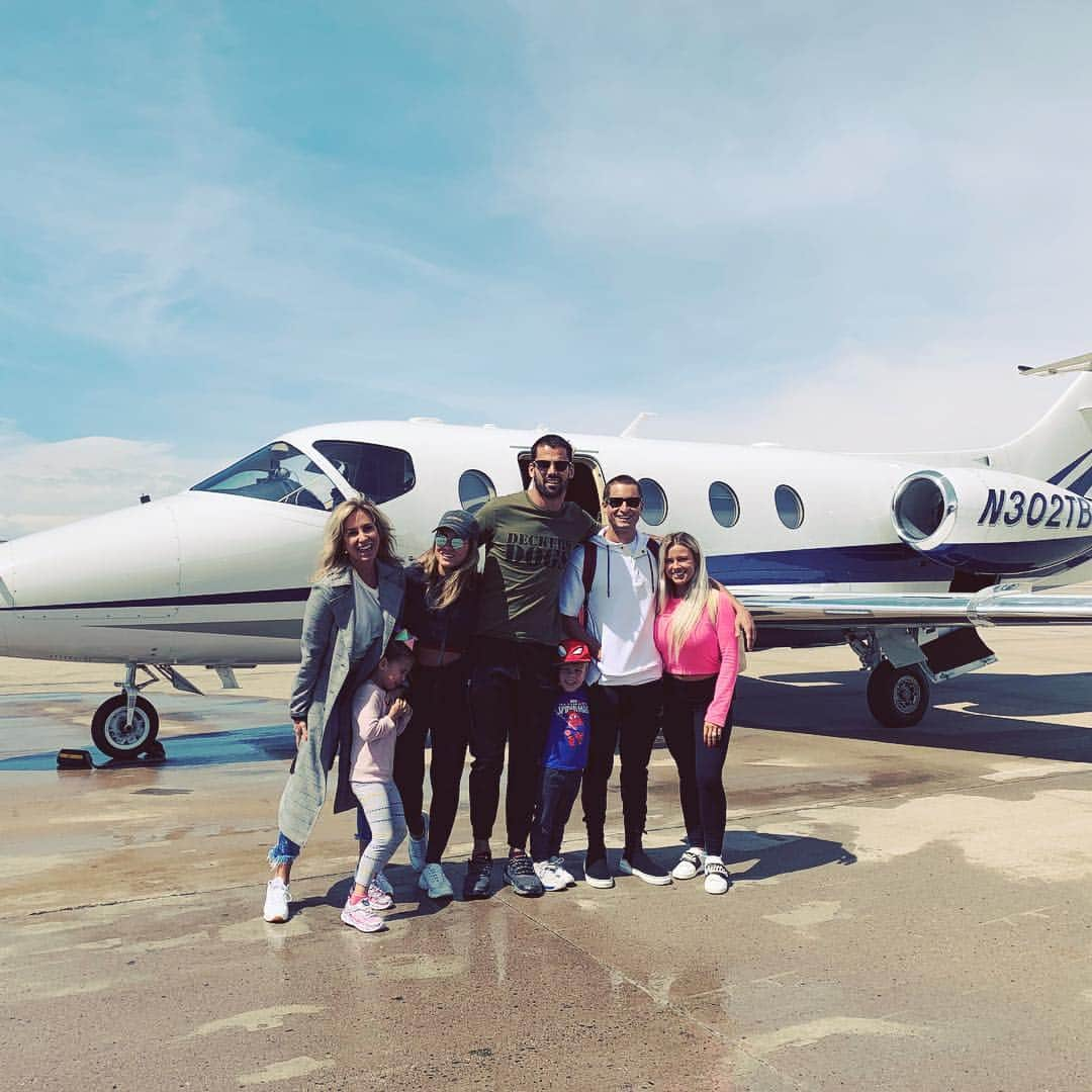 Jessie Jamesさんのインスタグラム写真 - (Jessie JamesInstagram)「From 80 degrees in Nashville to 30 in Denver and snow on the ground! Here we gooooo woohoooooo」4月12日 3時45分 - jessiejamesdecker