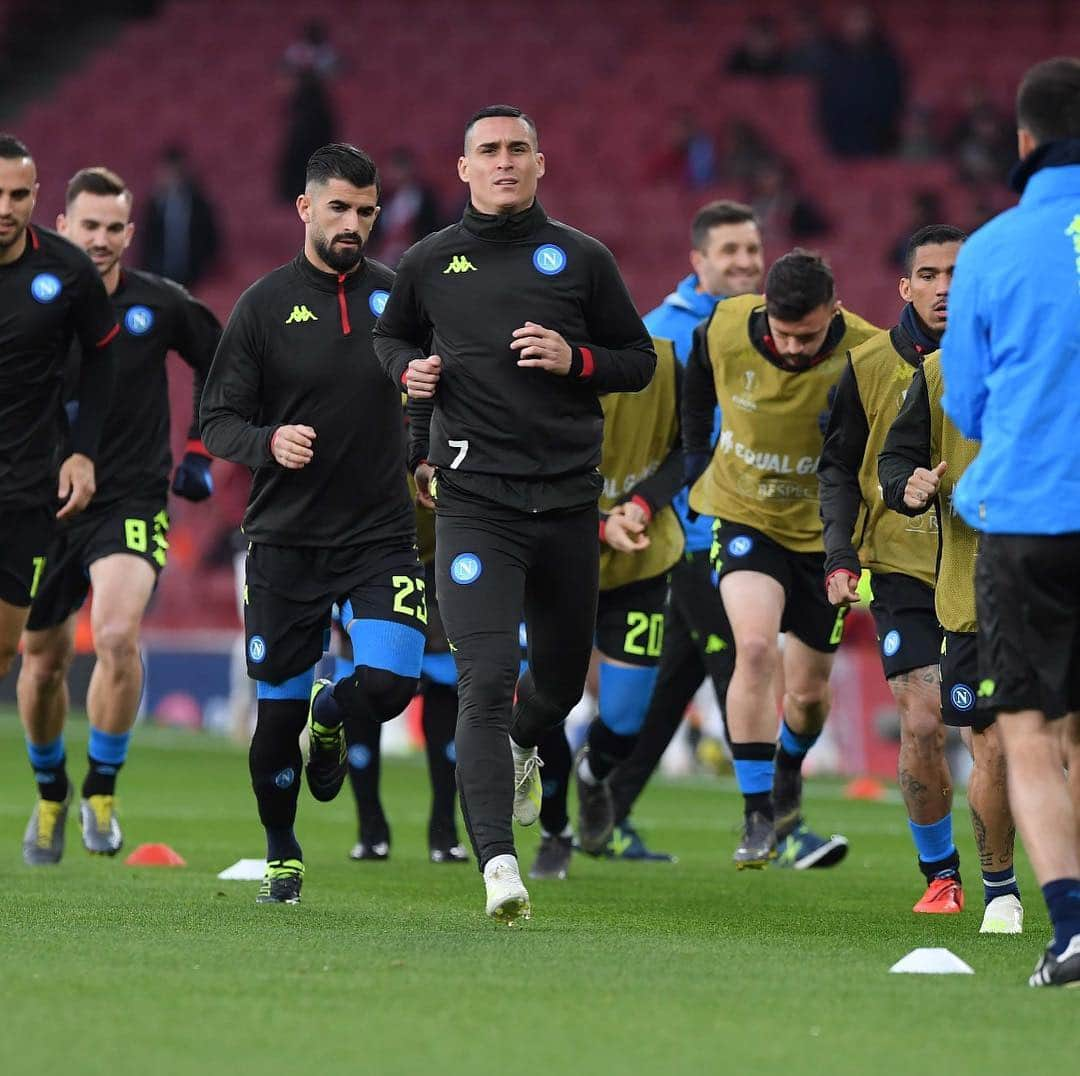 SSCナポリさんのインスタグラム写真 - (SSCナポリInstagram)「Warm Up 💪🏻 #ArsenalNapoli ⚽️ #UEL 🏆 #ForzaNapoliSempre 💙」4月12日 3時48分 - officialsscnapoli