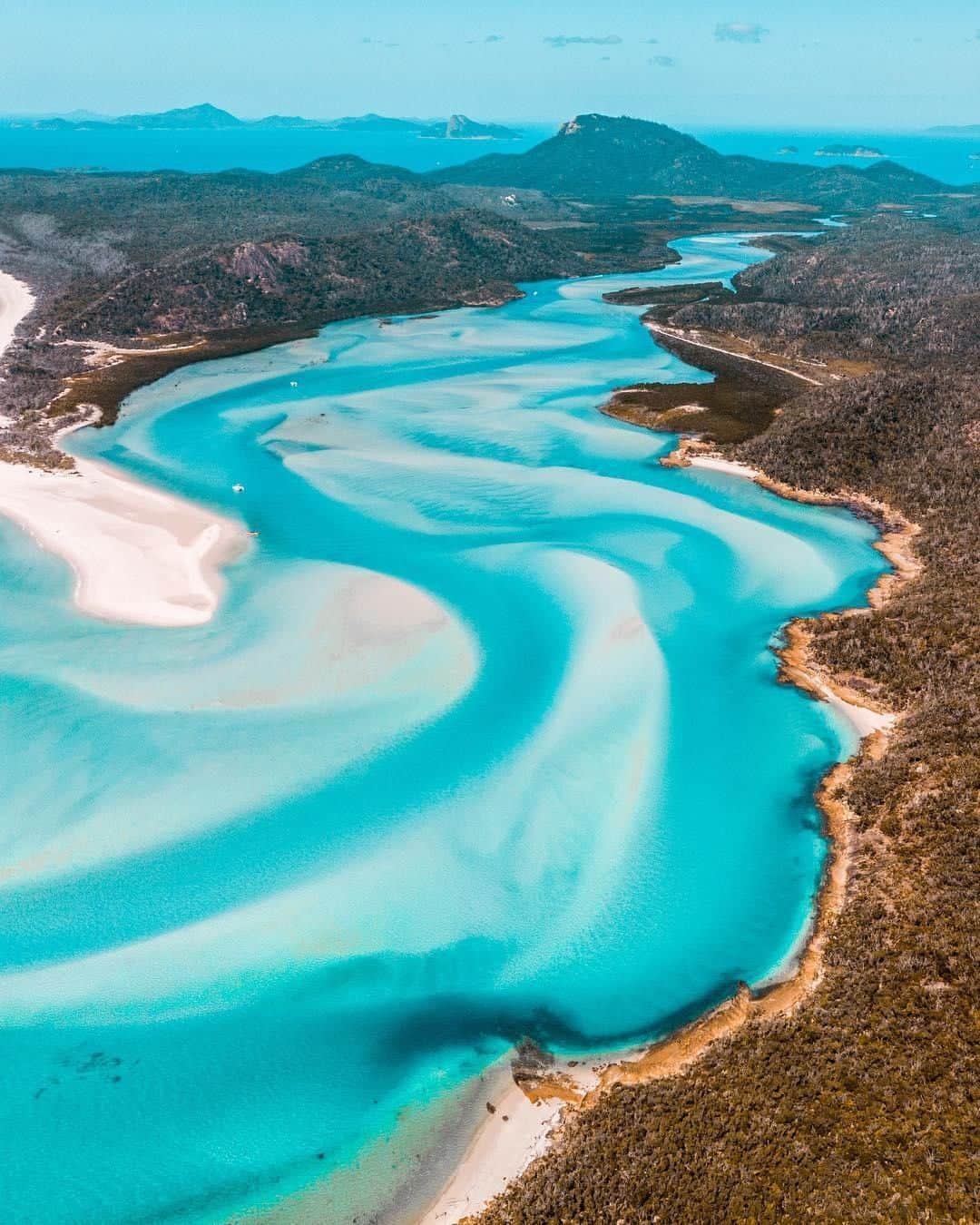 Australiaさんのインスタグラム写真 - (AustraliaInstagram)「#HillInlet is twirling its way to our hearts 💙 It’s certainly easy to see why @wanderreds says that @whitsundaysqld’s #WhitehavenBeach is his favourite beach - what an incredible place! This hugely popular #beach on @queensland’s #WhitsundayIsland is right in the heart of the @gbrmarinepark, and its beautiful swirls of turquoise, blue and green water, combined with bright white sand, are total postcard material. 😜  Admire this beauty from the air on a scenic flight with @hamiltonislandair or @air_whitsunday; or book a cruise with @sailingwhitsundays or @cruisewhitsundays to feel the squeaky clean sand beneath your feet.  #seeaustralia #thisisqueensland #lovewhitsundays #GreatBarrierReef #travel」4月12日 4時00分 - australia