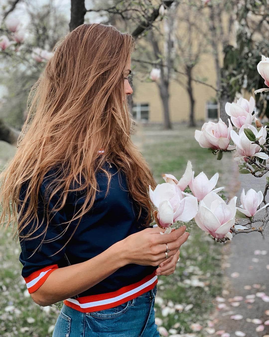 ズザンナ・ヤカボスのインスタグラム：「egyszer lesz egy ilyen fám 🤨😉 * * #gasjeans #gastories」