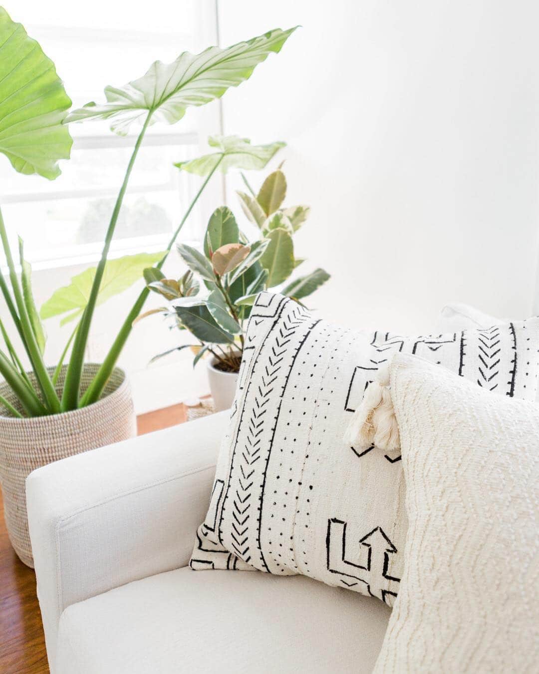 The Little Marketさんのインスタグラム写真 - (The Little MarketInstagram)「Pillowscaping 101: Mix textures and patterns to refresh any sofa. Shop our collection of eco-conscious pillows made from non-toxic dyes, available at thelittlemarket.com.」4月12日 3時56分 - thelittlemarket