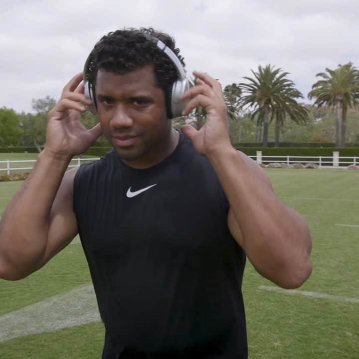 ラッセル・ウィルソンのインスタグラム：「Fully custom 🎧 Get your’s. @Bose #QC35 II」