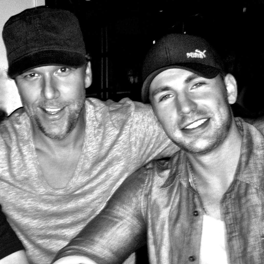 デイン・クックさんのインスタグラム写真 - (デイン・クックInstagram)「#tbt Boston edition with my pal #ChrisEvans.  To all of you he might be Captain America but to me he’ll always be my Jake Wyler.  Oh he has a #Marvel movie coming out next week too called #AvengersEndgame - tryin’ to help this little independent film push some tix. Hope this helps!」4月12日 4時07分 - danecook