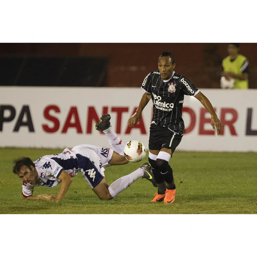 コリンチャンスさんのインスタグラム写真 - (コリンチャンスInstagram)「Há sete anos, o Corinthians vencia o Nacional (PAR) por 3 a 1, no estádio 3 de Febrero, e dava mais um passo para a conquista invicta da Libertadores 2012. Os gols alvinegros foram marcados por Jorge Henrique, @10Emerson10 e Élton. Lembra deste jogo, Fiel?⠀ ⠀ 📸 Daniel Augusto Jr/Agência Corinthians⠀ ⠀ #VaiCorinthians ⠀ ⠀」4月12日 4時00分 - corinthians