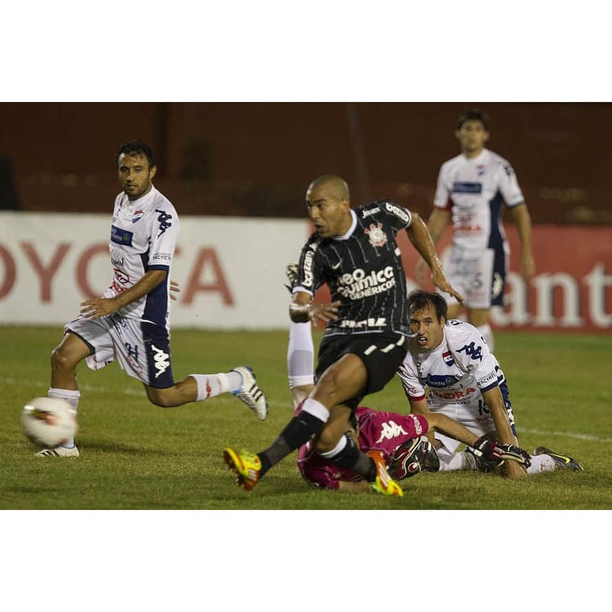 コリンチャンスさんのインスタグラム写真 - (コリンチャンスInstagram)「Há sete anos, o Corinthians vencia o Nacional (PAR) por 3 a 1, no estádio 3 de Febrero, e dava mais um passo para a conquista invicta da Libertadores 2012. Os gols alvinegros foram marcados por Jorge Henrique, @10Emerson10 e Élton. Lembra deste jogo, Fiel?⠀ ⠀ 📸 Daniel Augusto Jr/Agência Corinthians⠀ ⠀ #VaiCorinthians ⠀ ⠀」4月12日 4時00分 - corinthians