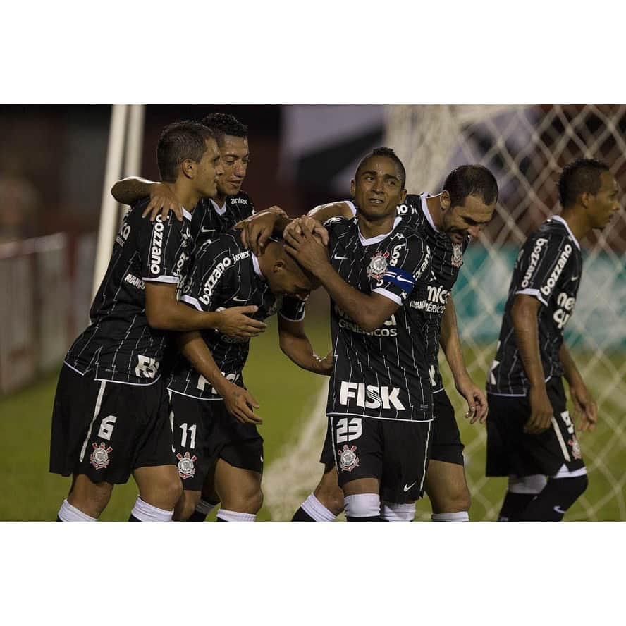 コリンチャンスさんのインスタグラム写真 - (コリンチャンスInstagram)「Há sete anos, o Corinthians vencia o Nacional (PAR) por 3 a 1, no estádio 3 de Febrero, e dava mais um passo para a conquista invicta da Libertadores 2012. Os gols alvinegros foram marcados por Jorge Henrique, @10Emerson10 e Élton. Lembra deste jogo, Fiel?⠀ ⠀ 📸 Daniel Augusto Jr/Agência Corinthians⠀ ⠀ #VaiCorinthians ⠀ ⠀」4月12日 4時00分 - corinthians