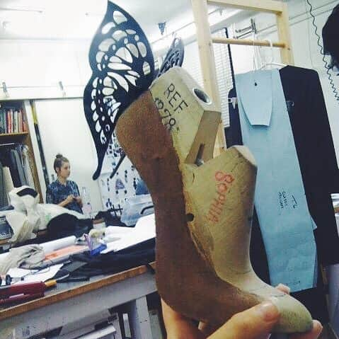 SOPHIA WEBSTERさんのインスタグラム写真 - (SOPHIA WEBSTERInstagram)「#TBT #Circa2010 The first time I experimented putting laser cut butterfly wings on the back of a shoe last as a student at the @royalcollegeofart 🦋🎨👠👩🏼‍🎨 . Oh hi @ceciliebahnsen in the background 👋🏼 #ThrowbackThursday #momentintime #RoyalCollegeOfArt #MAWomenswear #FashionStudent #SophiaWebster」4月12日 4時02分 - sophiawebster