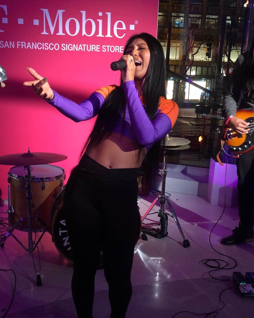 シェネルのインスタグラム：「Who has T-mobile?? 😝 I had a great time performing at the @tmobile #sanfrancisco anniversary party! Check my live show highlight to see more 😎.」