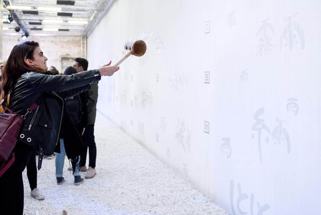 カナダグースさんのインスタグラム写真 - (カナダグースInstagram)「We hosted the opening of 50 Words of Rain by Kouichi Okamoto, as part of Milan Design Week. Guests were asked to splash water to reveal the Japanese Kanji representing the 50 different words for rain. Teamed with an acoustic experience, guests were immersed into the sounds of rain.  Discover more via link in bio #CGxMilan #Fuorisalone2019」4月12日 4時12分 - canadagoose