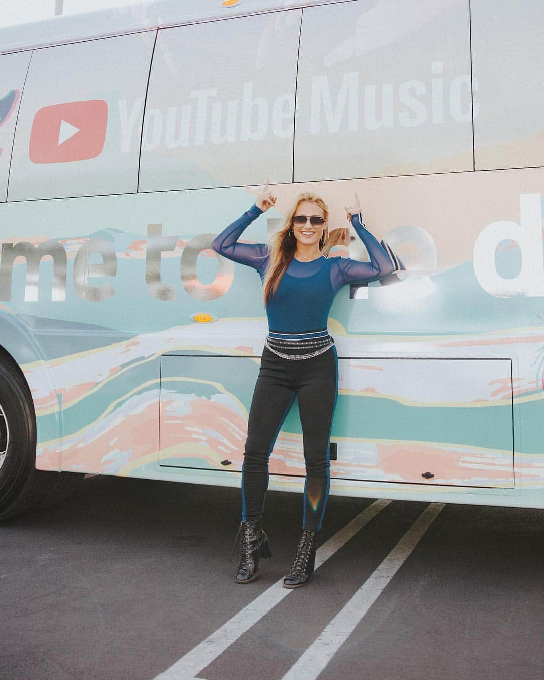 YouTubeさんのインスタグラム写真 - (YouTubeInstagram)「The road to @Coachella starts now! 🌴 Join @YouTubeMusic this weekend for live coverage and stayed tuned in to our story to see all your fave creators take on the festival. ☀️」4月12日 4時12分 - youtube