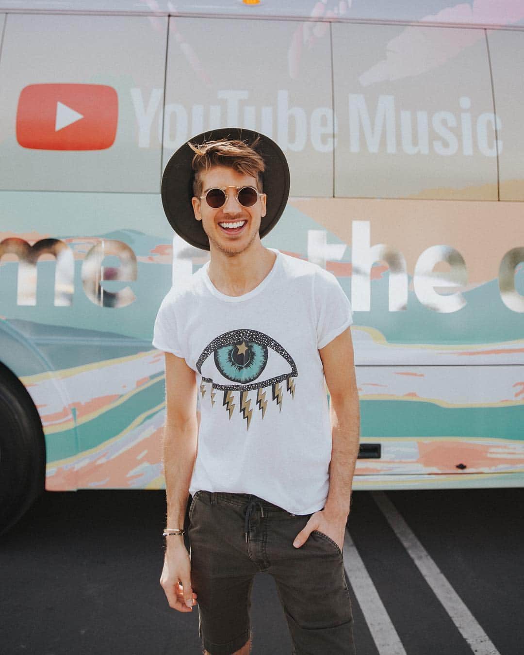 YouTubeさんのインスタグラム写真 - (YouTubeInstagram)「The road to @Coachella starts now! 🌴 Join @YouTubeMusic this weekend for live coverage and stayed tuned in to our story to see all your fave creators take on the festival. ☀️」4月12日 4時12分 - youtube