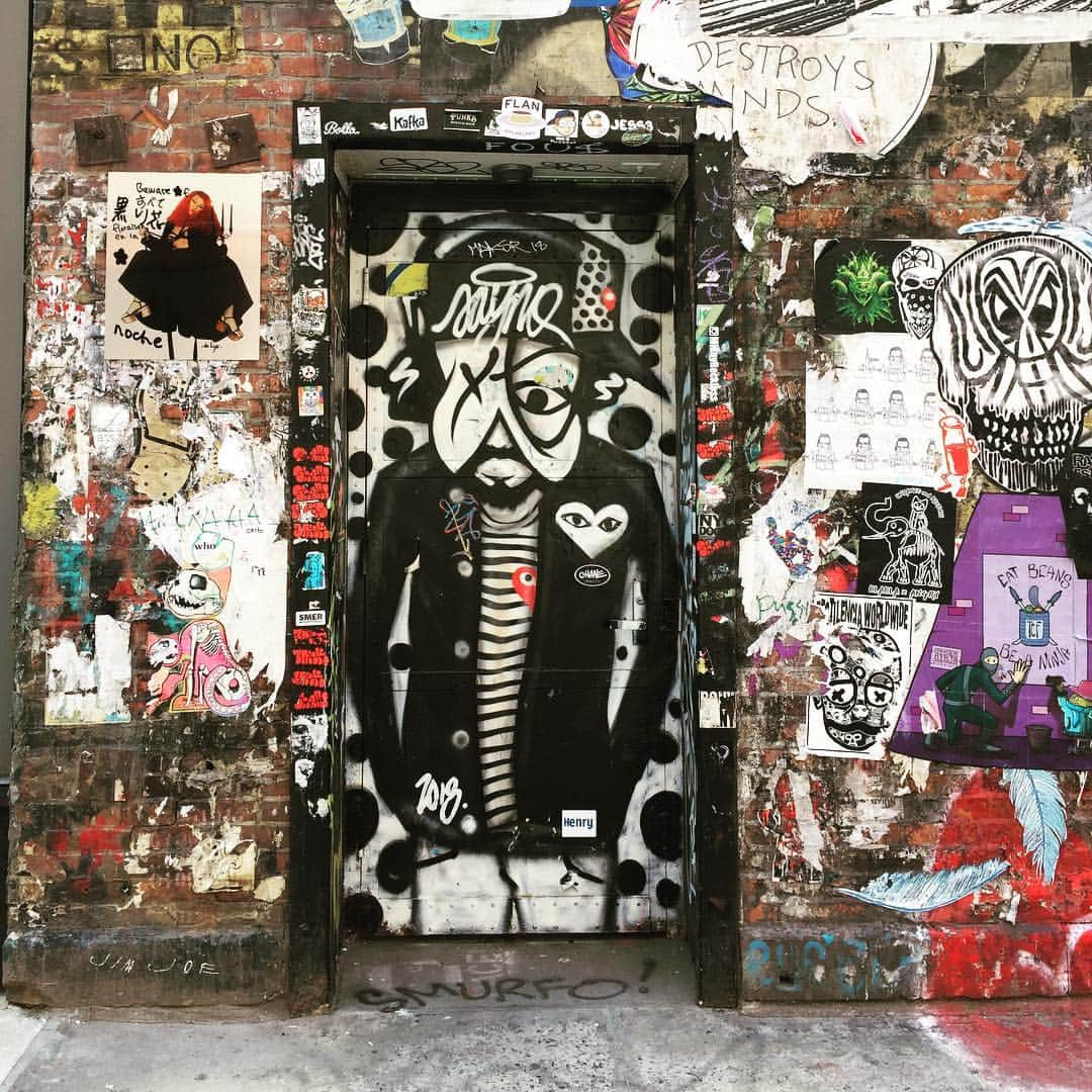 大森美希さんのインスタグラム写真 - (大森美希Instagram)「#graffiti @ Comme des Garçons NY Store #street #graffitiart #streetart #nyc #nylife #fashion #mode #newyork #commedesgarcons #chelsea #streetstyle #fashionlife #style #play #art #highline #グラフィティ #ニューヨーク #ストリート #ストリートアート #ファッション #モード #ny生活 #グラフィティアート #ニューヨーク生活 #海外生活 #アート #落書き」4月12日 4時19分 - mikiomori_