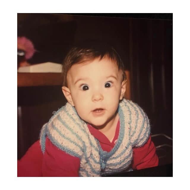 ナズ・アイデミルのインスタグラム：「İlerde kendi bebeklik fotoğraflarımı gösterip “Pamir bak bu sensin!” diyebilirim sanırım 😂 #babynazo #tbt」