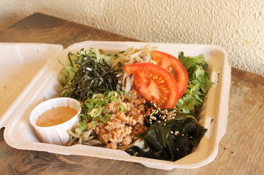 Peace Cafeさんのインスタグラム写真 - (Peace CafeInstagram)「Our vegan “Ramen Salad Bowl” sits light on the stomach🍜😊 -ramen noodles w/ cucumbers, mung beans, seaweed, tomatoes, cilantro, nori flakes, green onions, seame dressing ・ ・ ・ #veganramen #ramenbowl #lightandhealthy #peacecafehawaii #peacecafe #vegan #vegancafe #veganfood #veganeats #govegan #homemade #diet #health  #hawaii #oahu #honolulu #ピースカフェ #ピースカフェハワイ #ヴィーガン#ヴィーガンフード #ホームメイド #ヴィーガンカフェ #ヘルシーカフェ #ハワイ #ホノルル  #ヴィーガンラーメン #ヘルシー」4月12日 4時39分 - peacecafehawaii