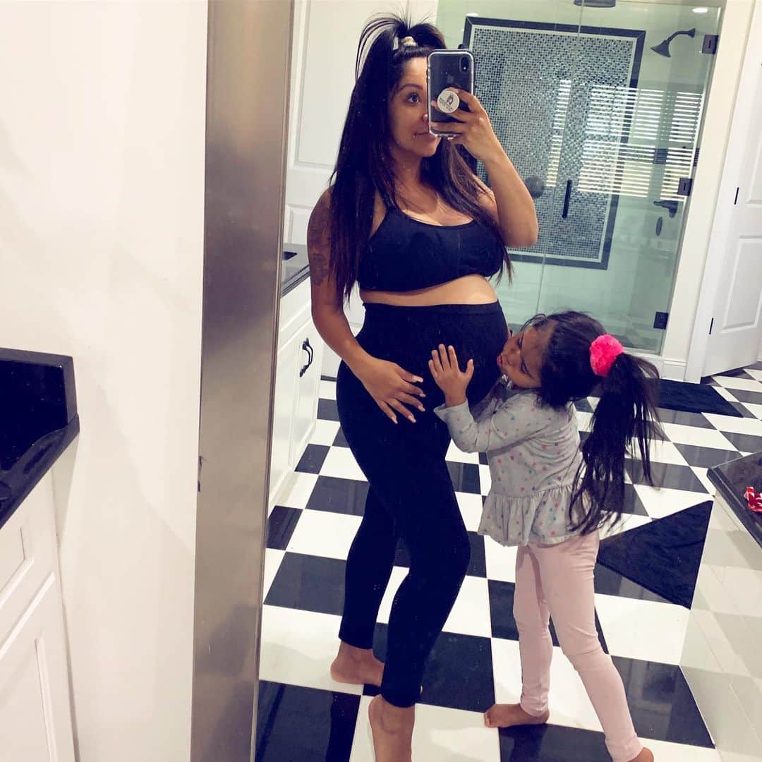 ニコール・ ポリッツィのインスタグラム：「BIG MAWMA 🤰🏽 #almosttime #ANGELO 👊🏽」