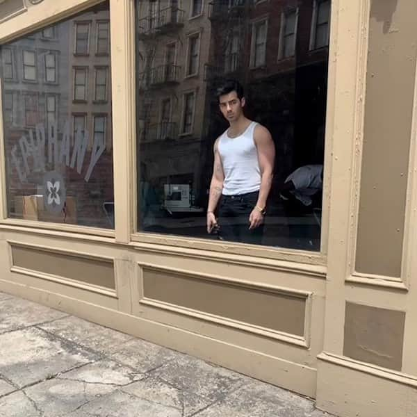 ジョー・ジョナスさんのインスタグラム写真 - (ジョー・ジョナスInstagram)「Mannequin Challenge?」4月12日 4時52分 - joejonas