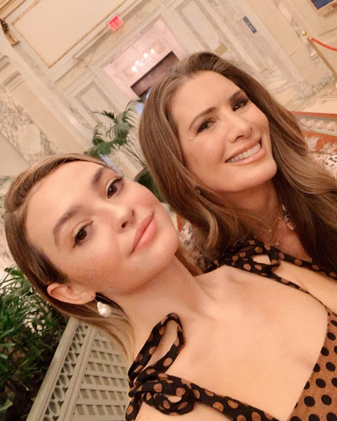 Kelsey Simoneさんのインスタグラム写真 - (Kelsey SimoneInstagram)「Casually gracing the @theplazahotel before tea time with @jouercosmetics ☕️🥐」4月12日 4時49分 - k.els.e.y