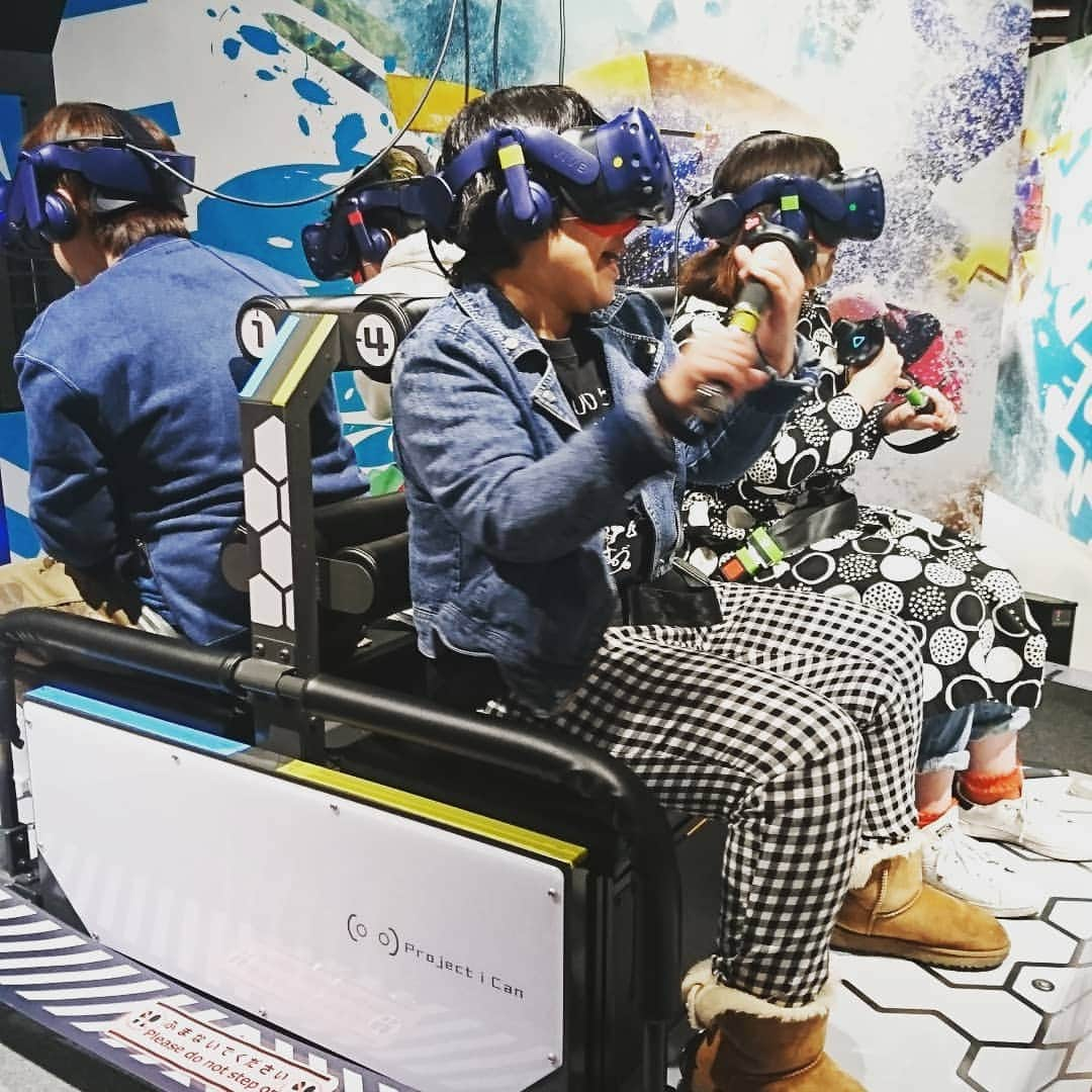 石原祐美子さんのインスタグラム写真 - (石原祐美子Instagram)「梅田のHEP FIVEにある #VR_ZONE_OSAKA  いやまじVRなめてたわ😲💦 この写真の時、完全に激流に流されて必死のパッチでオール漕いでます😁 滝から落ちるときフワ～ッとなるし、景色も水もめっちゃキレイし、あぶなーーーい！右ー！ぃゃ左やー！もっと漕げー！ってみんな叫んでるし、めっちゃリアル😲  4つのアトラクションを体験できる「1day4チケット」を使って、 川下りの後は、ドラゴンボールの世界の中で悟空にかめはめ波の出し方教えてもらって、ヘリコプターに乗ってゴジラと戦って、巨大風船が膨らむ中で謎解きしてきました。謎解きは見事失敗😁けど、どれもめっちゃおもしろかったー😆  ホラー系もあったよ😱見るからにめっちゃ怖そすぎて、私は無理だったので早々に断って、みんなは話し合った末、結局誰もやりませんでしたが💦  恐竜から逃げるやつとか、あと、高ーいとこにある細ーい板渡るやつとかもあって、それをやってる人を見るのもおもしろかった😁  やった中で、私の1番のおすすめは川下りかな✨スリルめっちゃあって、リアルで、景色も美しいし✨  今日やってない中で、今度やってみたい第1位は、ドラクエの世界に入って自由に動けるやつ💡  スライムとか敵も出てくるんやってー😲 どんなんか気になるー😆  #みわゆうすけ さんにチケットいただいて #天然もろこし と4人で行ってきたー✨ #みわさんありがとうございます！！ #大阪 #梅田 #hepfive #VR #VRZONEOSAKA」4月12日 4時50分 - chiki2johnny14