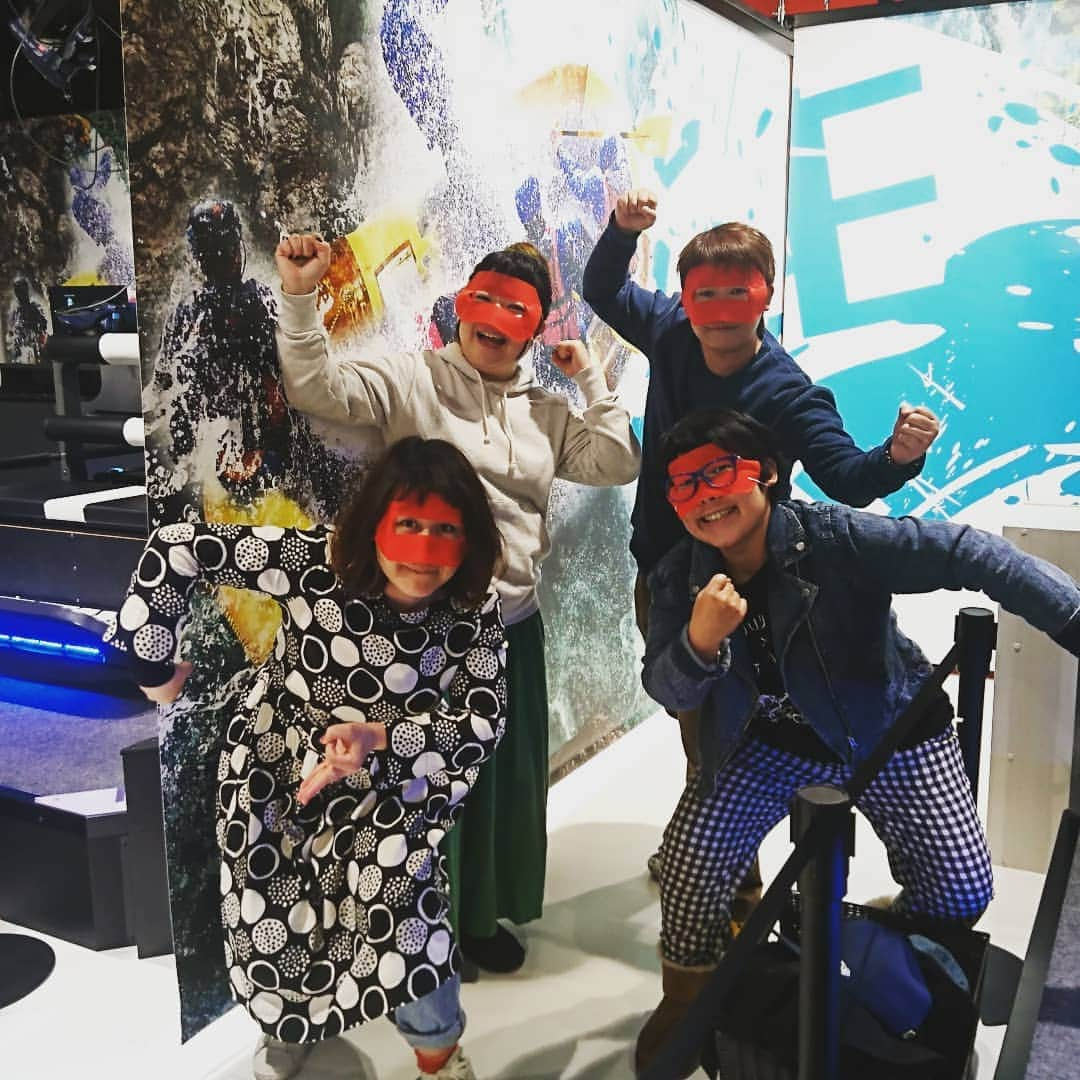 石原祐美子さんのインスタグラム写真 - (石原祐美子Instagram)「梅田のHEP FIVEにある #VR_ZONE_OSAKA  いやまじVRなめてたわ😲💦 この写真の時、完全に激流に流されて必死のパッチでオール漕いでます😁 滝から落ちるときフワ～ッとなるし、景色も水もめっちゃキレイし、あぶなーーーい！右ー！ぃゃ左やー！もっと漕げー！ってみんな叫んでるし、めっちゃリアル😲  4つのアトラクションを体験できる「1day4チケット」を使って、 川下りの後は、ドラゴンボールの世界の中で悟空にかめはめ波の出し方教えてもらって、ヘリコプターに乗ってゴジラと戦って、巨大風船が膨らむ中で謎解きしてきました。謎解きは見事失敗😁けど、どれもめっちゃおもしろかったー😆  ホラー系もあったよ😱見るからにめっちゃ怖そすぎて、私は無理だったので早々に断って、みんなは話し合った末、結局誰もやりませんでしたが💦  恐竜から逃げるやつとか、あと、高ーいとこにある細ーい板渡るやつとかもあって、それをやってる人を見るのもおもしろかった😁  やった中で、私の1番のおすすめは川下りかな✨スリルめっちゃあって、リアルで、景色も美しいし✨  今日やってない中で、今度やってみたい第1位は、ドラクエの世界に入って自由に動けるやつ💡  スライムとか敵も出てくるんやってー😲 どんなんか気になるー😆  #みわゆうすけ さんにチケットいただいて #天然もろこし と4人で行ってきたー✨ #みわさんありがとうございます！！ #大阪 #梅田 #hepfive #VR #VRZONEOSAKA」4月12日 4時50分 - chiki2johnny14