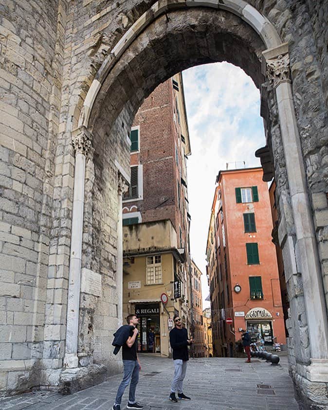 マテウス・サンタナのインスタグラム：「Walking through Genova reading some walls #tbt #teameliteaquatics」
