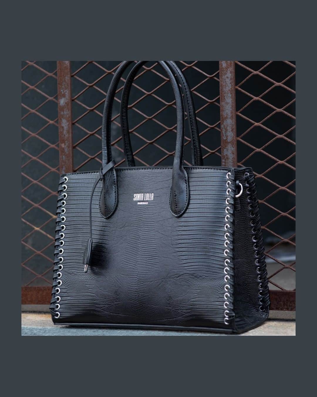 Santa Lollaさんのインスタグラム写真 - (Santa LollaInstagram)「A shopper fica mais elegante com textura toda em croco e ilhós com amarrações na lateral. [ 0453.1E4A.0334.00AA | R$249,90 ] #santalollainv19 #bagoftheday #shoppingbag」4月12日 5時00分 - santa_lolla