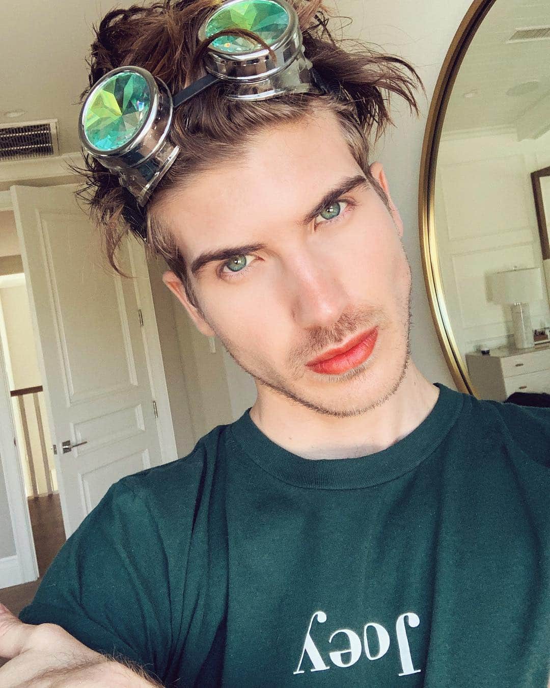 ジョーイ・グレーセッファのインスタグラム：「mad scientist joey is here, are these goggles a #Coachella lewk or nah?👨‍🔬 NEW JOEY MERCH IS HERE! Link bio 💖」