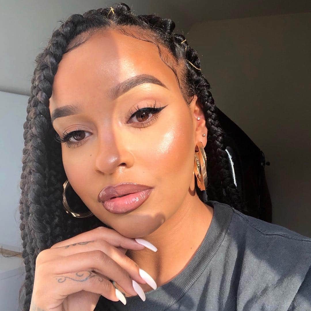 のインスタグラム：「Dewy skin #ftw 💦💦💦 Who else loves that our Banana Bright Face Primer not only extends makeup wear but also has skincare benefits? #Regram @yemani_elise - Banana Bright Face Primer contains vitamin C to help brighten & hydrate. It also has vitamin E to help stabilize the vitamin C and condition the skin 😍」