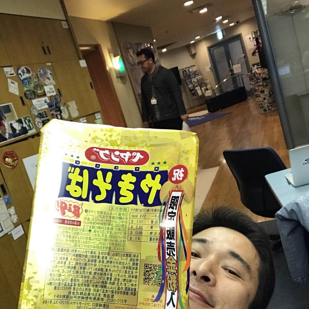 井手大介のインスタグラム：「おはヤーマン地球！ ブランニューにお邪魔しまーす。小林君ここは任せなさーい！ #bn847 #theburn847 #fmyokohama」