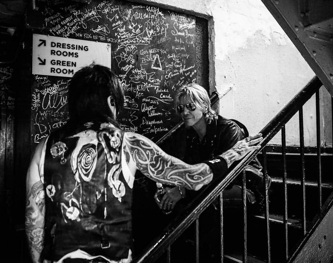 Guns N' Rosesさんのインスタグラム写真 - (Guns N' RosesInstagram)「Backstage pre-show #GNRBTS」4月12日 5時02分 - gunsnroses