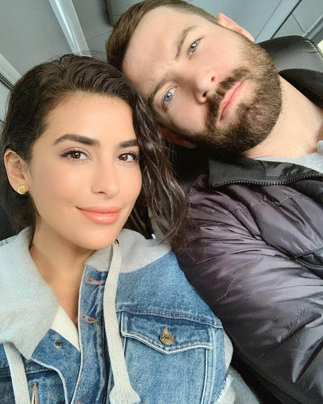Sazan Hendrixさんのインスタグラム写真 - (Sazan HendrixInstagram)「Hi fam! Just a random selfie of us in a car to say we love you. Like can we take a second to really express that? ❤️ We were heading to a shoot this morning catching up on some of your DM’s from yesterday’s TGL episode. And Wow. WOW!!! This community is the REAL deal. Thank you for reminding me daily why I’m here and why I’m doing this. It’s because of you that I even get to do all of this so THANK YOU. Can I honestly say that enough? No. This is a platform I do not take for granted. I’ve never shared this before but I will now. 6 years ago right before I moved to LA (with about 20 views on my blog and zero vision for my life lol) I had a dream one night. I was speaking on a stage to hundreds of women boldly about my faith and using big words that were beyond my vocabulary (and still are) but this crowd of women was diverse and so beautiful! I woke up from that dream and thought okay.. this was either a “God showing me something” dream or a “what did I eat last night” dream. 🤣 TELL ME WHY today that dream popped up in my head 6 years later while reading through your direct messages!!! It gave me chills all the way up my spine because I felt like that was God telling me, “See what I did there 😉” It was esp timely after this specific episode.. All of that to say - God is moving and making miracles happen in not only my life but your life. I hope He will continue to use me and that each week on our show He gives me the right words to speak into that mic that will truthfully make an impact in your life. I feel like together we are all playing a vital role in The Good Life show. Before we press record in the studio each week, we stop and pray that at least 1 person would be blessed and it would help change their life for the better. If we can bring something GOOD to you every week then we feel like we’ve done our job. This week was a job well done 🙏🏽😘 —— Search ‘The Good Life with Stevie and Sazan’ on Apple podcasts or listen through the @podcastone app ✨ Don’t forget to rate, review and subscribe! ☺️ #TGLPodcast #stevieandsazan」4月12日 5時05分 - sazan