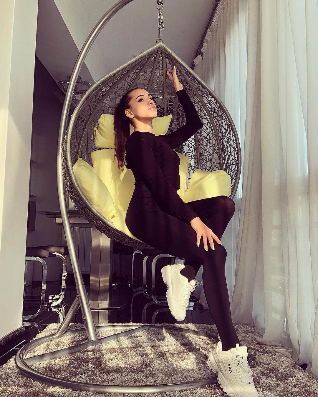 ラリサ・ヨルダケのインスタグラム：「Choosing to be positive and having a grateful attitude is going to determine how you're going to live your life. 🖤」