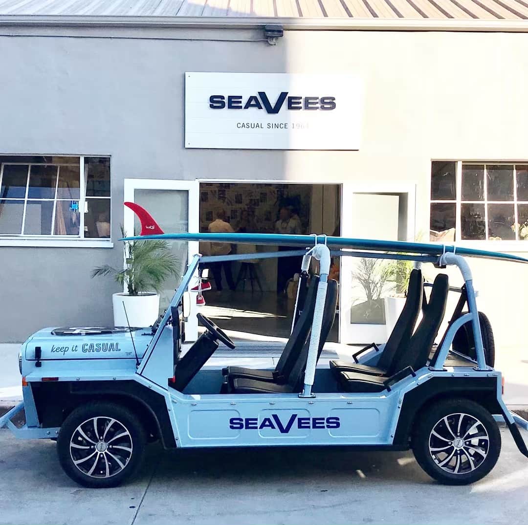 シービーズのインスタグラム：「Beep beep 🚙 Moke yourself comfortable in our custom #seavees electric moke from our friends and neighbors at @wheelfunrentalssb. 24 Mason Street just got a little more casual. #24mason」