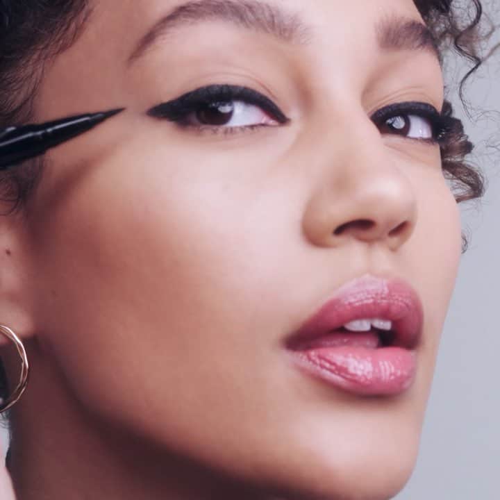 Smashboxのインスタグラム：「The best place to start your evening? Original Photo Finish Smooth & Blur Primer. #SmashboxPrimer #BehindEveryGreatFace  Get the look: Photo Finish Original Primer  Always On Liquid Liner  Studio Skin in 3.02 Gloss Angeles in Obvi Mauvey」